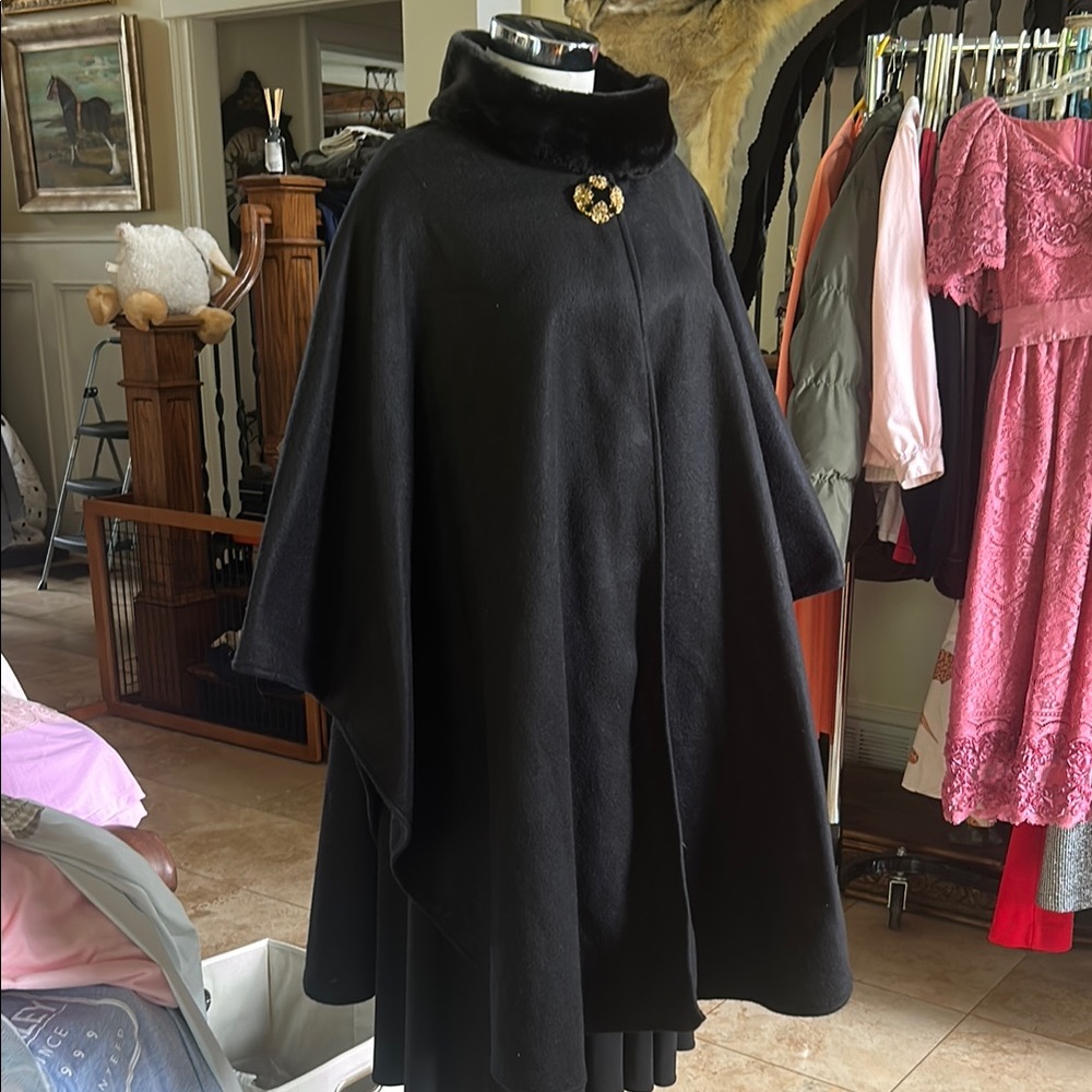 Opera Length Blk Cape with Faux Fur Collar and Scarf GUC OSFM